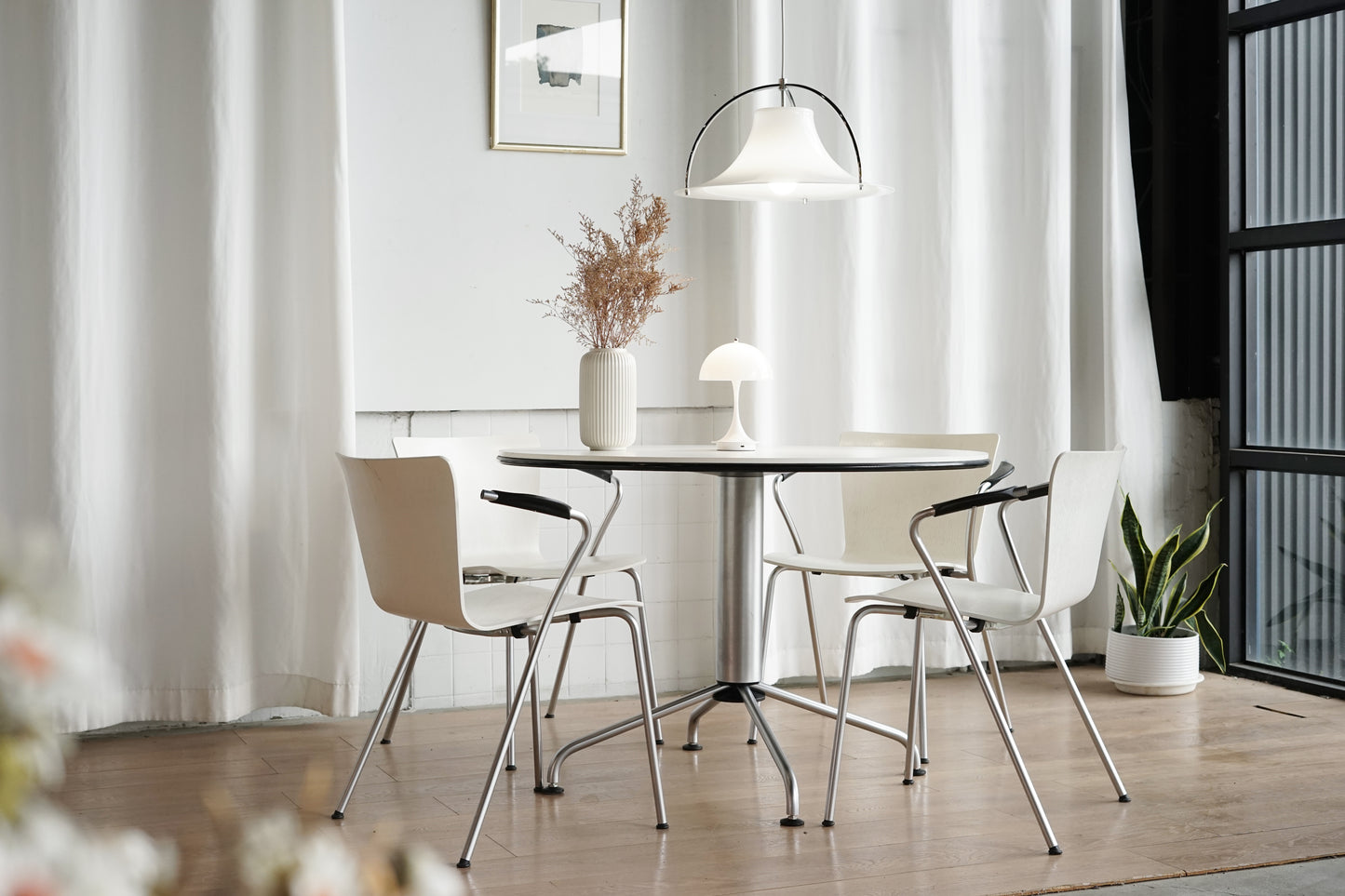 丹麥 Fritz Hansen｜VicoDuo 圓餐桌扶手椅組 OLDANMARK
