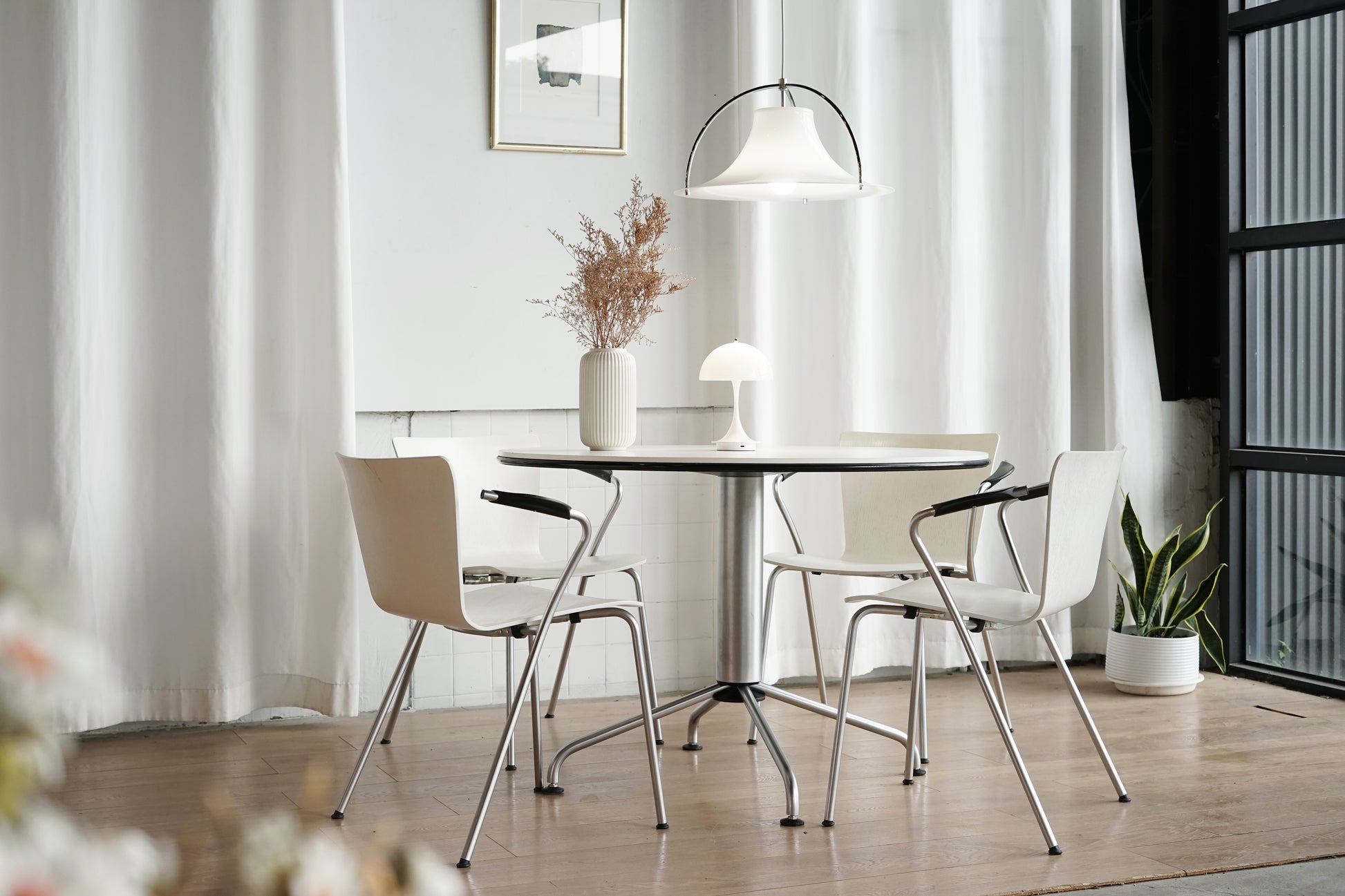 丹麥 Fritz Hansen｜VicoDuo 圓餐桌扶手椅組 OLDANMARK