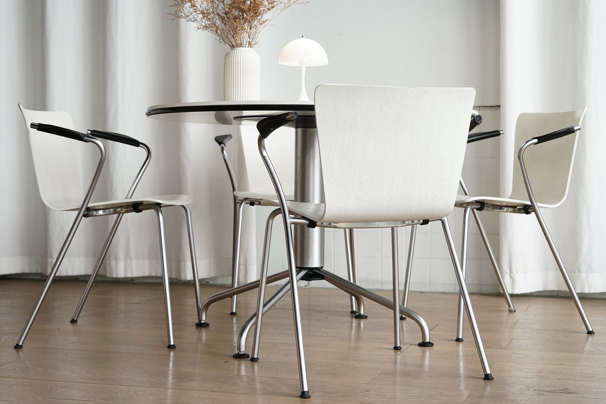 丹麥 Fritz Hansen｜VicoDuo 圓餐桌扶手椅組 OLDANMARK