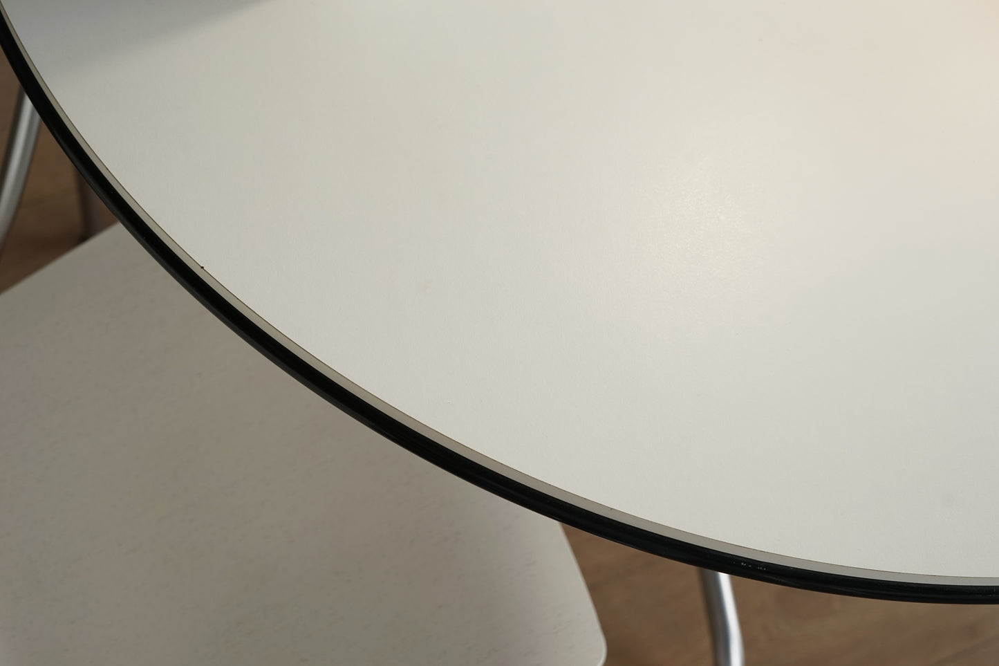 丹麥 Fritz Hansen｜VicoDuo 圓餐桌扶手椅組 OLDANMARK