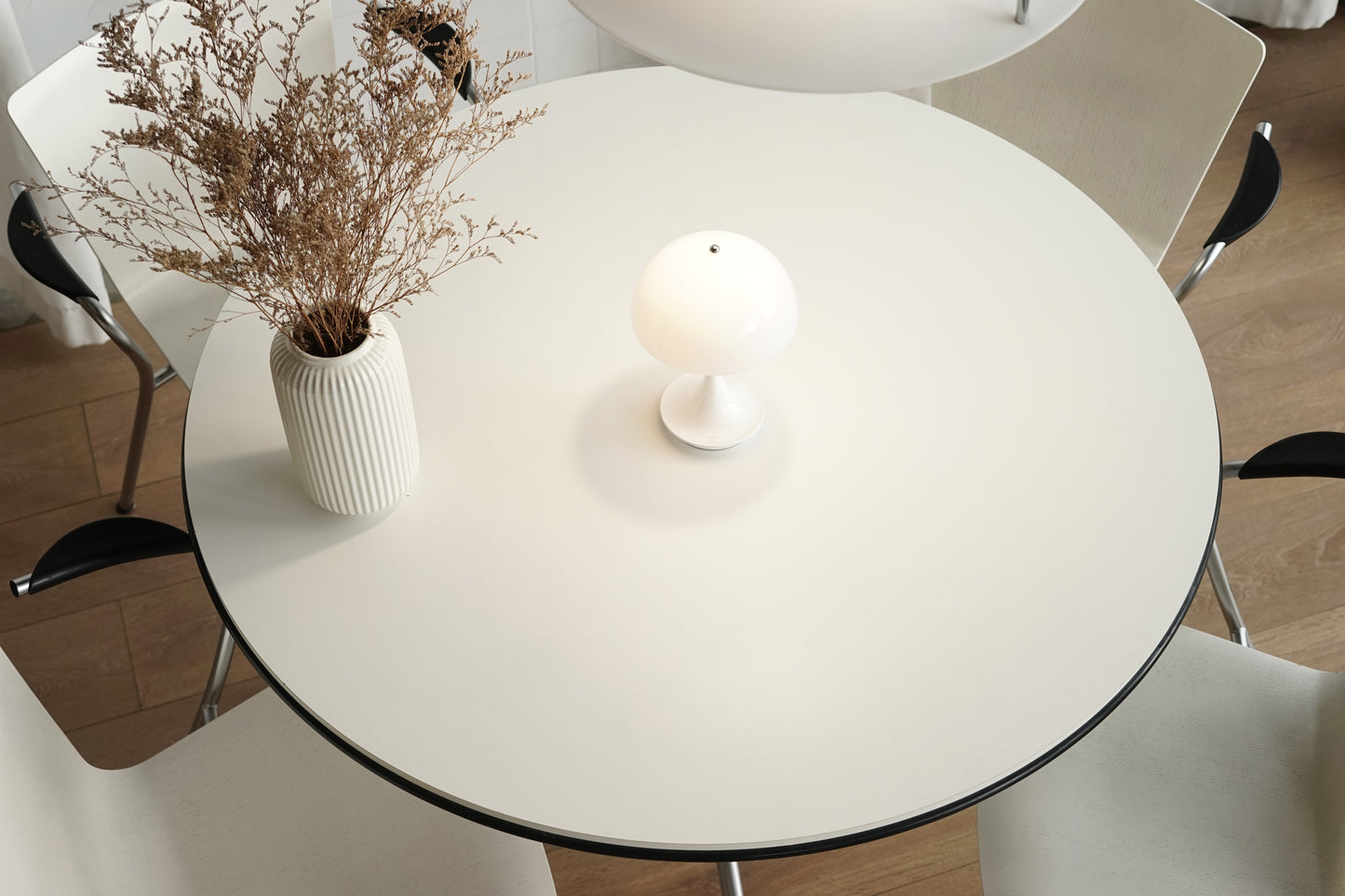 丹麥 Fritz Hansen｜VicoDuo 圓餐桌扶手椅組 OLDANMARK