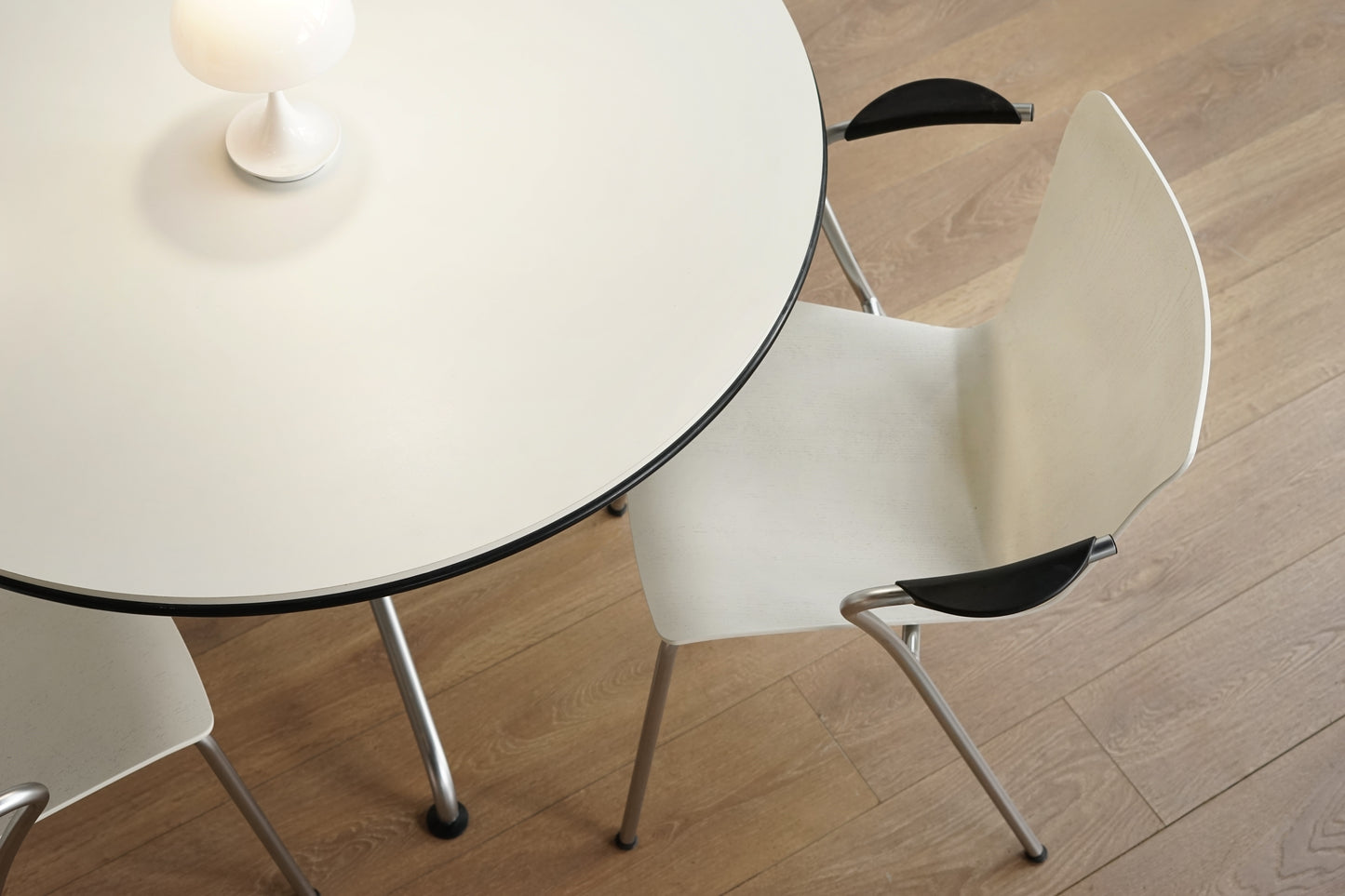 丹麥 Fritz Hansen｜VicoDuo 圓餐桌扶手椅組 OLDANMARK
