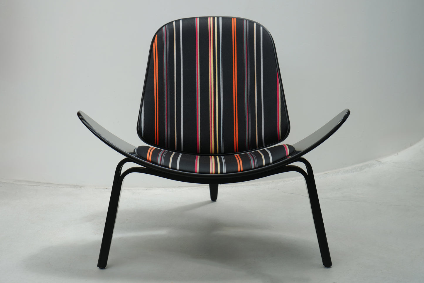 丹麥 Carl Hansen & Søn CH07 微笑椅 / 貝殼椅 (Paul Smith ✕ Maharam 100週年絕版聯名款) OLDANMARK