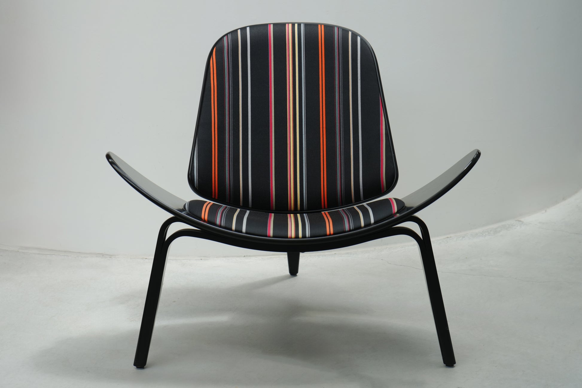 丹麥 Carl Hansen & Søn CH07 微笑椅 / 貝殼椅 (Paul Smith ✕ Maharam 100週年絕版聯名款) OLDANMARK
