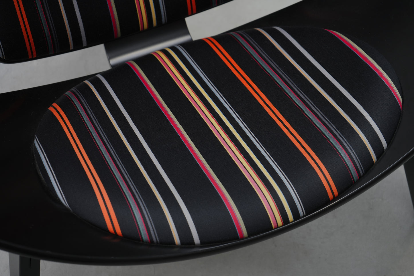 丹麥 Carl Hansen & Søn CH07 微笑椅 / 貝殼椅 (Paul Smith ✕ Maharam 100週年絕版聯名款) OLDANMARK