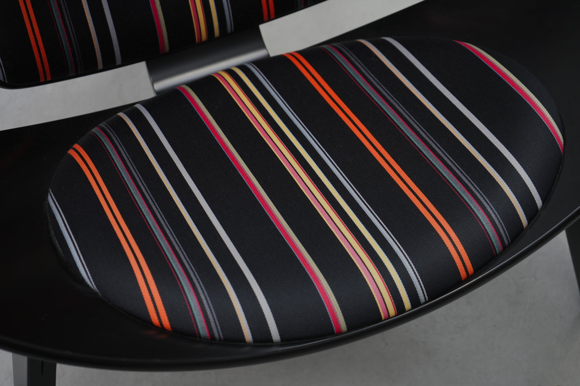 丹麥 Carl Hansen & Søn CH07 微笑椅 / 貝殼椅 (Paul Smith ✕ Maharam 100週年絕版聯名款) OLDANMARK
