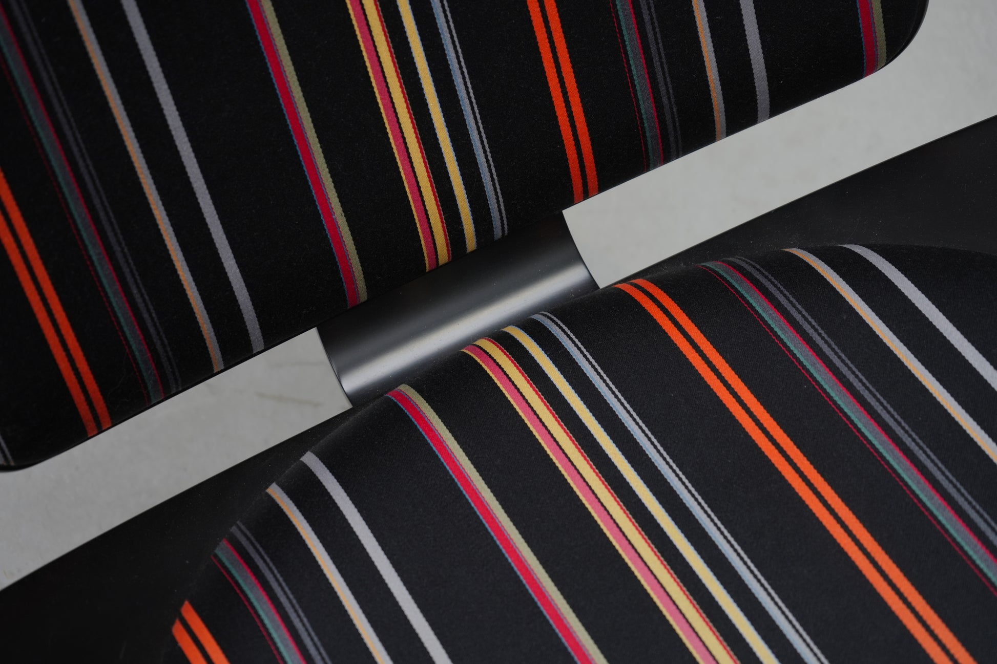 丹麥 Carl Hansen & Søn CH07 微笑椅 / 貝殼椅 (Paul Smith ✕ Maharam 100週年絕版聯名款) OLDANMARK