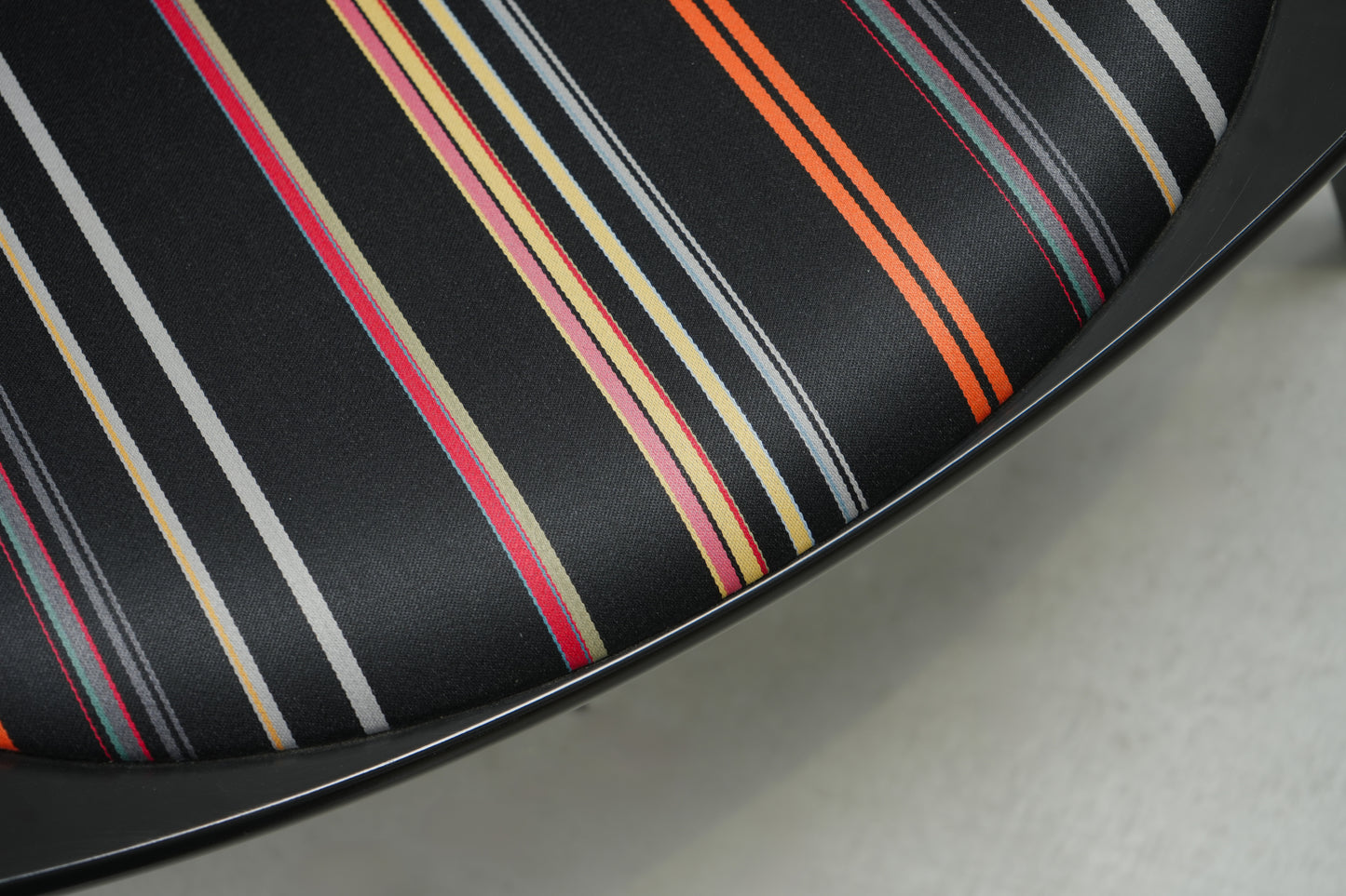 丹麥 Carl Hansen & Søn CH07 微笑椅 / 貝殼椅 (Paul Smith ✕ Maharam 100週年絕版聯名款) OLDANMARK