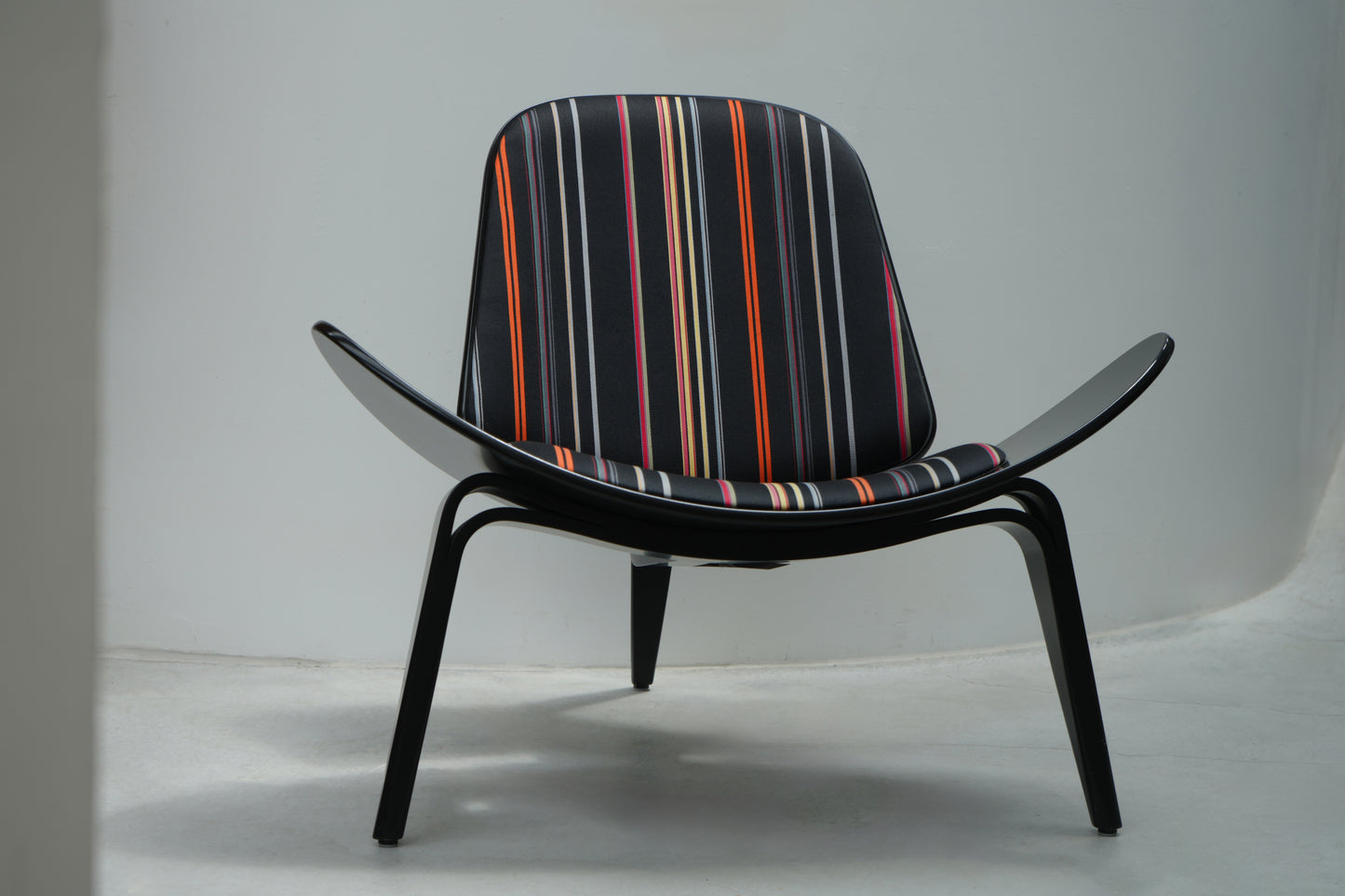 丹麥 Carl Hansen & Søn CH07 微笑椅 / 貝殼椅 (Paul Smith ✕ Maharam 100週年絕版聯名款) OLDANMARK