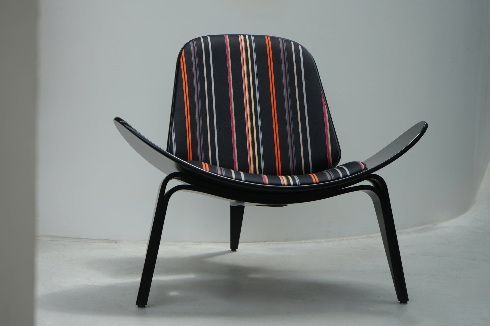 丹麥 Carl Hansen & Søn CH07 微笑椅 / 貝殼椅 (Paul Smith ✕ Maharam 100週年絕版聯名款) OLDANMARK