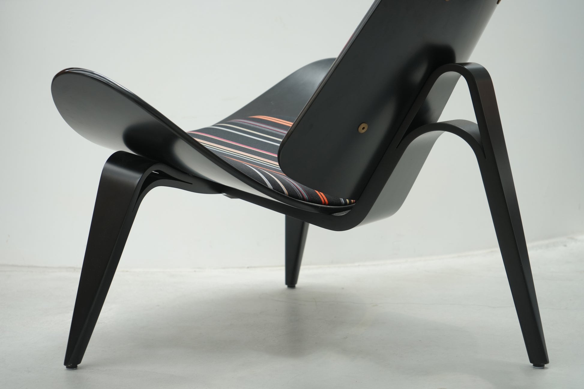 丹麥 Carl Hansen & Søn CH07 微笑椅 / 貝殼椅 (Paul Smith ✕ Maharam 100週年絕版聯名款) OLDANMARK