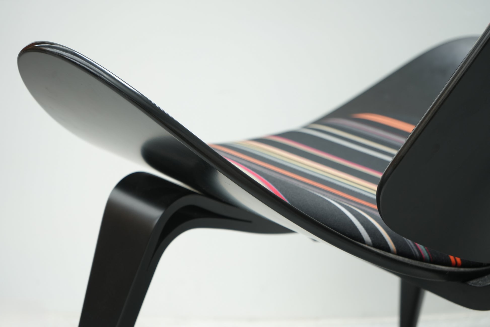 丹麥 Carl Hansen & Søn CH07 微笑椅 / 貝殼椅 (Paul Smith ✕ Maharam 100週年絕版聯名款) OLDANMARK